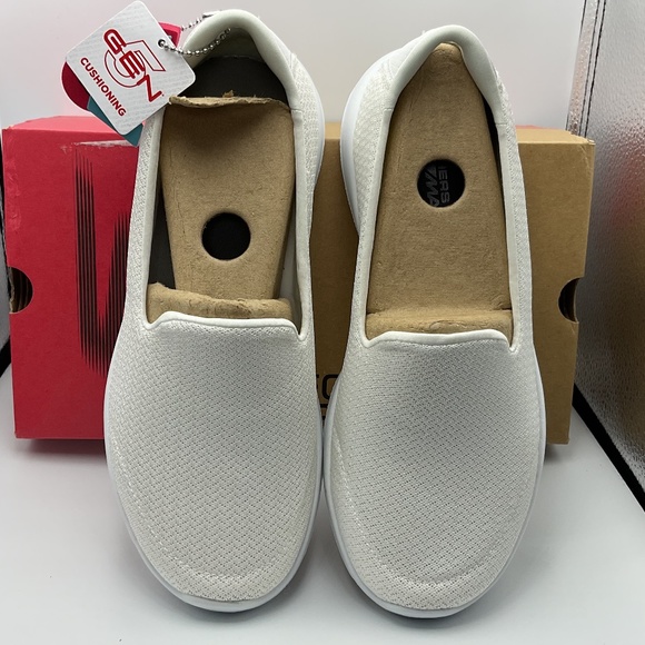 NWT Skechers Performance White Go Walk Shoes With Box - Picture 3 of 10